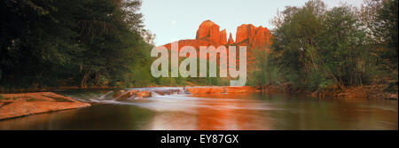 Panorama-Aufnahme von Cathedral Rock widerspiegelt Abendlicht über Oak Creek in Sedona, Arizona Stockfoto