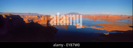 Panorama-Aufnahme des Gunsight Butte auf der Utah-Seite des Lake Powell im Glen Canyon National Recreation Area bei Sonnenuntergang Stockfoto