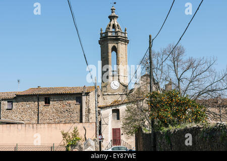 Pfarrei Kirche von St. Vincent de Rupià. Übersicht über Rupià. Stockfoto