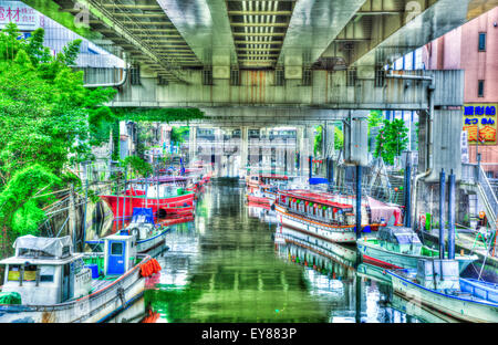 Haus Boote vertäut am Kanal, Blick vom Kanasugibashi Brücke, Minato-Ku, Tokyo, Japan Stockfoto