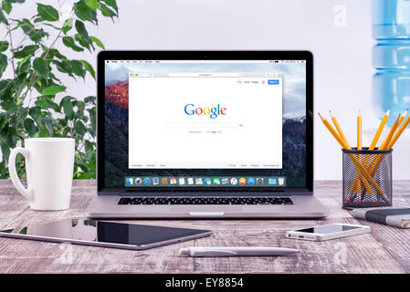 Varna, Bulgarien - 29. Mai 2015: Offene Apple MacBook Pro Retina die Google-Suche-Web-Seite mit Ipad und Iphone zeigt Stockfoto