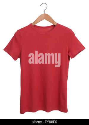 Rotes T-Shirt auf einem hölzernen Kleiderbügel isoliert auf weißem Hintergrund Stockfoto
