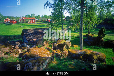 Traditionellen roten Bauernhäuser und Scheunen im Dorf von Stensjöby in Småland, Schweden Stockfoto