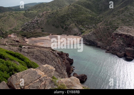 Ein Mann Spaziergänge am Strand von Cala en Calderer auf der nördlichen Küste von Menorca Spanien Stockfoto