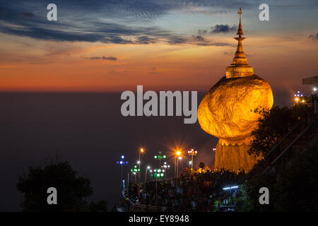Golden Rock - Kyaiktiyo-Pagode - Myanmar Wahrzeichen, buddhistische Pilgerstätte und Touristenattraktion, Myanmar Stockfoto