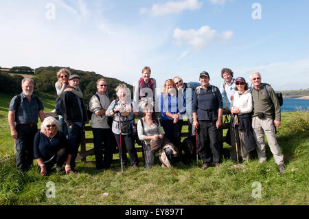 Gruppe von Wanderfreunden posieren für ein Foto auf Küstenpfad Stockfoto