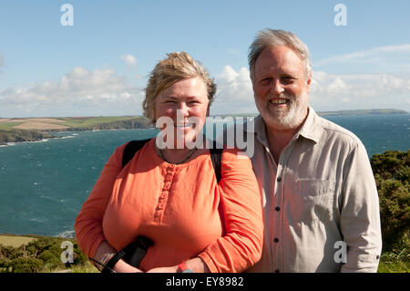 Porträt des reifen Erwachsenen schauen in die Kamera Lächeln, mit dem Meer dahinter Stockfoto