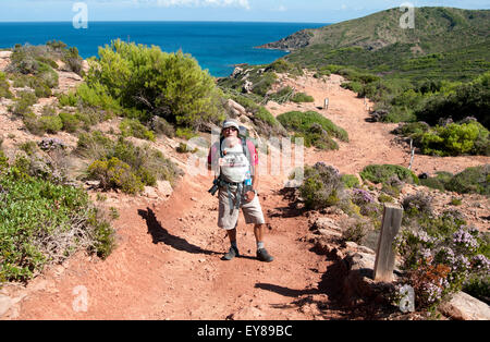 Ein Wanderer auf einen Sandweg über Cala Pilar auf dem Cami de Cavalls Braut Weg auf die Insel Menorca Spanien Stockfoto