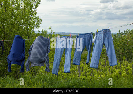 Blue Jeans auf einer Wäscheleine zum Trocknen Stockfoto