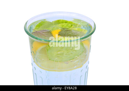 Glas Wasser mit Zitrone, Gurkenscheiben und Ingwer set isolierten auf weißen Teller Stockfoto