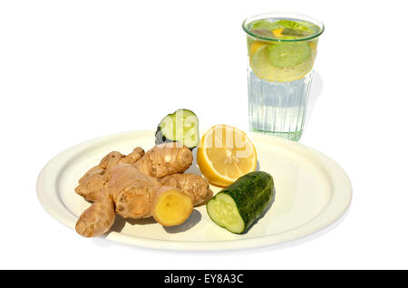 Glas Wasser mit Gurke, Zitrone und Ingwer auf weißen Teller legen Stockfoto