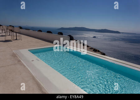 Terrasse, Santorin-Pool auf einer Klippe mit Blick auf die Krater Griechische Insel Griechenland Inseln Poolblick Stockfoto