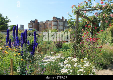 Das elisabethanische Herrenhaus von Burton Agnes Hall betrachtet aus dem ummauerten Garten, Burton Agnes, East Riding of Yorkshire, England Stockfoto