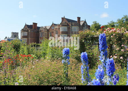 Burton Agnes Hall betrachtet aus dem ummauerten Garten, Burton Agnes, in der Nähe von Driffield, East Riding of Yorkshire, England, UK Stockfoto