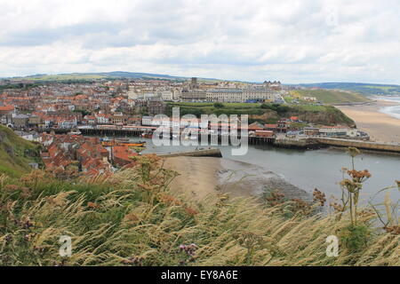 Whitby: Blick Nordwesten über die Stadt aus der Kirche der Heiligen Maria der Fluß Esk auf die North York Moors jenseits. Stockfoto