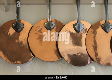 Kupfer Pfannen hängen in der Küche von Hardwick Hall, Derbyshire, England, UK Stockfoto
