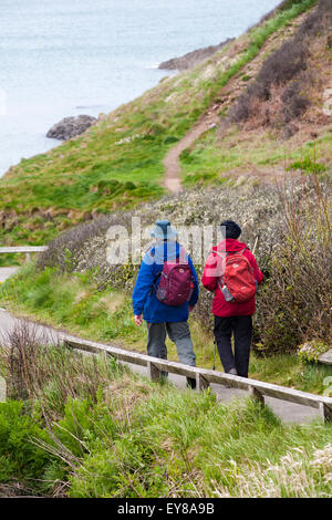 Paar wandern auf dem Weg in Trefin oder Trevine im Pembrokeshire Coast National Park, Wales, Großbritannien im Mai Stockfoto