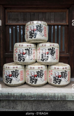 Sake-Fässer im Imizu Schrein, Kojo Park, Takaoka, Japan Stockfoto