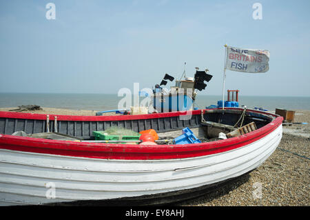 Angelboote/Fischerboote mit Flagge mit den Worten "Speichern Britains Fischen", Aldeburgh, Suffolk, UK. Stockfoto