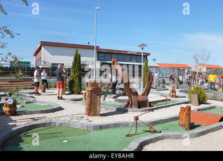 Minigolf am Hafen von Hundested in Nordseeland, Dänemark. Stockfoto