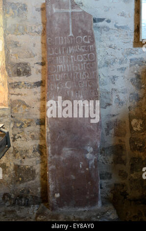 Caldey Stone Ogham Stein St Illtyds Kirche Caldey Island Tenby Pembrokeshire Wales Cymru UK GB Stockfoto