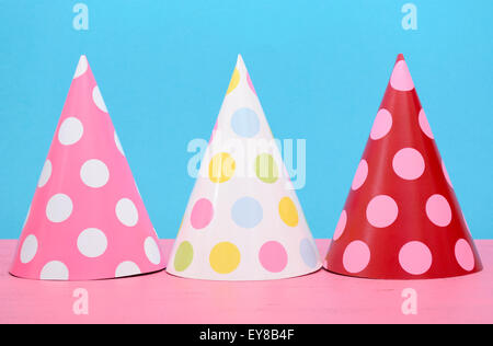 Hell Party Polka Dot Partyhüte auf modernen rosa und blauen Hintergrund. Stockfoto