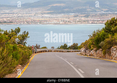 Straße vom Aussichtspunkt am Steenbras Damm Pumpstation in Gordons Bay in der Nähe von Cape Town, Südafrika. Gordons Bay und Somerset West Stockfoto