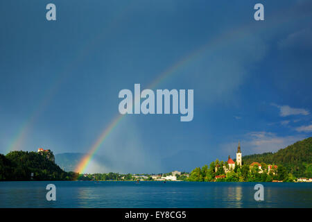 Schönes Licht über der schönen See Bleds Insel Kirche und Hügel Burg wie ein Sturm weht über und erzeugt eine doppelte Stockfoto