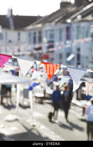 Ammer, Zick-Zack über eine Wohnstraße als Dekoration während eines Sommers "Big Lunch" und Straßenfest in Hove, East Sussex Stockfoto