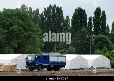 Dresden, Deutschland. 24. Juli 2015. Mitarbeiter der Bundesanstalt für technische Hilfe (THW) eingerichtet, Zelte als Notunterkünfte für etwa 1,100 Flüchtlinge in Dresden, Deutschland, 24. Juli 2015 dienen. Vorhandene Kapazitäten sind nach Angaben der sächsischen Behörden ausgeschöpft. Angesichts der wachsenden Zahl der Flüchtlingsströme in Sachsen sollte die Notunterkünften Obdachlosigkeit unter Asylbewerbern verhindern. © Dpa/Alamy Live-Nachrichten Stockfoto