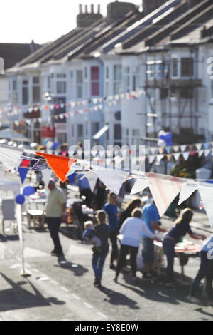 Ammer, Zick-Zack über eine Wohnstraße als Dekoration während eines Sommers "Big Lunch" und Straßenfest in Hove, East Sussex Stockfoto