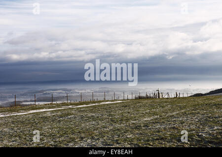 Ditchling Beacon an einem kalten und Schnee verstreut Wintertag auf der South Downs Way, Sussex, England, UK. Stockfoto