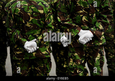 Zwei Soldaten in uniform mit Händen hinter dem Rücken Tarnung Stockfoto