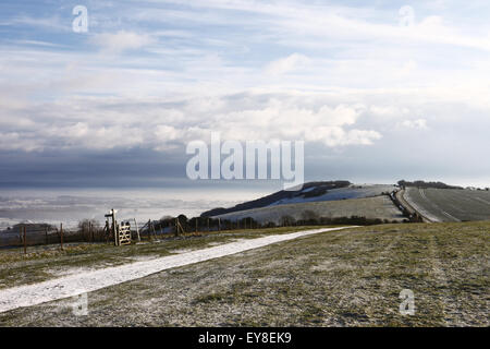 Ditchling Beacon an einem kalten und Schnee verstreut Wintertag auf der South Downs Way, Sussex, England, UK. Stockfoto