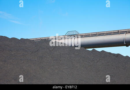 Blick auf Steinkohle Einzahlung mit transporter Stockfoto