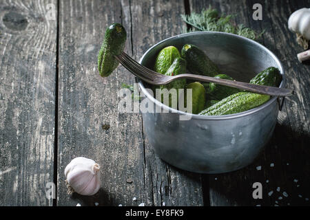 Vorbereitung der niedrig-Salz eingelegte Gurken Stockfoto