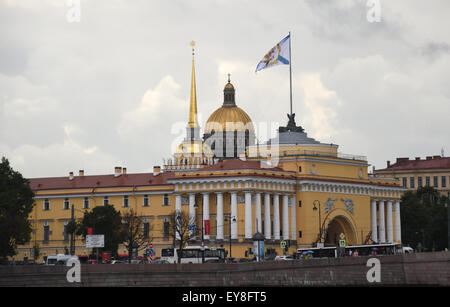 St. Petersburg, Russland. 23. Juli 2015. Der Admiralität Gebäude (vorne) und die Kuppel der Isaakskathedrale in Sankt Petersburg, Russland, 23. Juli 2015 gesehen werden. Vorläufige zeichnen FIFA WM 2018 statt findet am 25 Juli in St. Petersburg. Foto: Marcus Brandt/Dpa/Alamy Live News Stockfoto