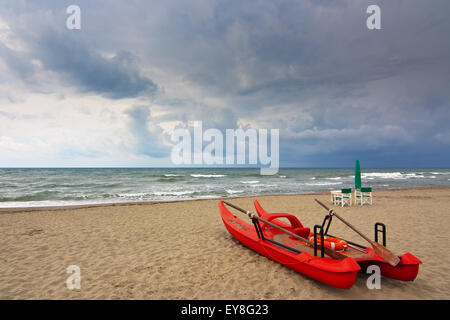 Rettungsschwimmer-Ruder-Boot namens in Italien "Pattino" oder "Moscone" am Strand von Forte dei Marmi in einem bewölkten Tag Stockfoto