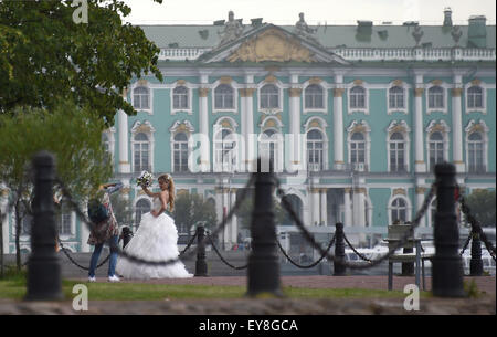 St. Petersburg, Russland. 23. Juli 2015. Eine Braut posiert vor der Eremitage in St. Petersburg, Russland, 23. Juli 2015. Vorläufige zeichnen FIFA WM 2018 statt findet am 25 Juli in St. Petersburg. Foto: Marcus Brandt/Dpa/Alamy Live News Stockfoto