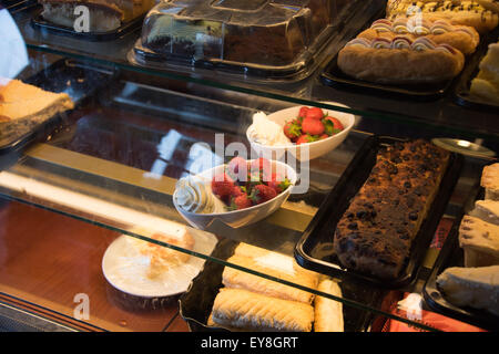 Verschiedene Kuchen und auch auf den Verkauf in Farm Shop Café Northicote Bauernhof-Wolverhampton uk Stockfoto