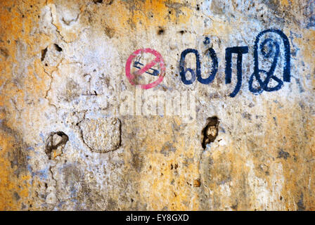 Indianer auf Wand, Mumbai, Maharashtra, Indien zu schreiben. Stockfoto