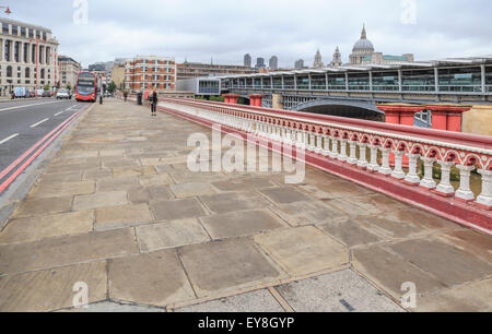 Blackfriars Fuß & Straße Brücke, Themse, mit Blick auf St. Pauls in Stadt von London, England, Großbritannien, Großbritannien. Stockfoto