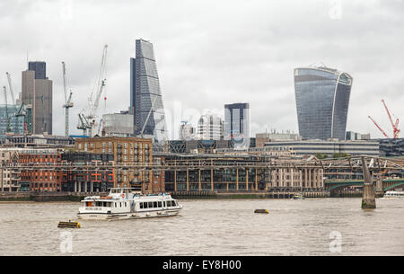 London, England, Vereinigtes Königreich: Moderne Architektur am Nordufer. Eine postmoderne Wolkenkratzer, genannt 20 Fenchurch Street auf der rechten Seite. Stockfoto