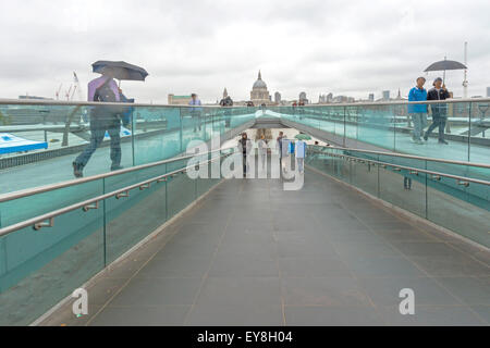 Fußgänger überqueren Millennium Bridge, eine Hängebrücke über den Fluss Themse, Bankside, London, England, Vereinigtes Königreich. Stockfoto