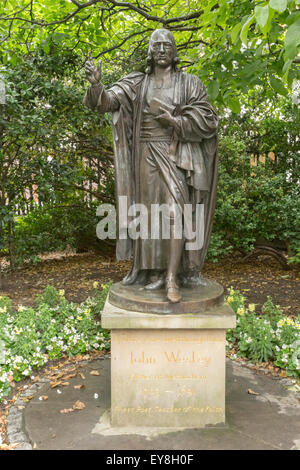 Statue von John Wesley in St. Pauls Kathedrale Bezirk, St. Paul Kirchhof, London, Greater London, England, Vereinigtes Königreich. Stockfoto