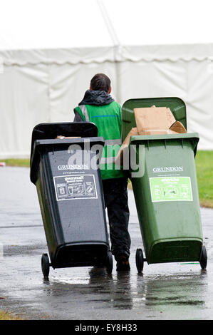 Llanelwedd, Powys, UK. 24. Juli 2015. Das Wetter ist regnerisch für die Clearup nach dieser Wochen Royal Welsh Agricultural Show. Bildnachweis: Graham M. Lawrence/Alamy Live-Nachrichten Stockfoto