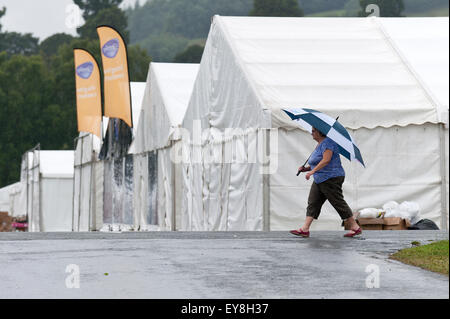 Llanelwedd, Powys, UK. 24. Juli 2015. Das Wetter ist regnerisch für die Clearup nach dieser Wochen Royal Welsh Agricultural Show. Bildnachweis: Graham M. Lawrence/Alamy Live-Nachrichten Stockfoto