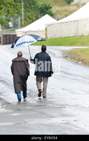 Llanelwedd, Powys, UK. 24. Juli 2015. Das Wetter ist regnerisch für die Clearup nach dieser Wochen Royal Welsh Agricultural Show. Bildnachweis: Graham M. Lawrence/Alamy Live-Nachrichten Stockfoto