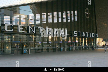 Rotterdam Centraal Bahnhof, Rotterdam, Niederlande. Haupteingang mit Schriftzug & Uhr vom ehemaligen Bahnhof beibehalten Stockfoto