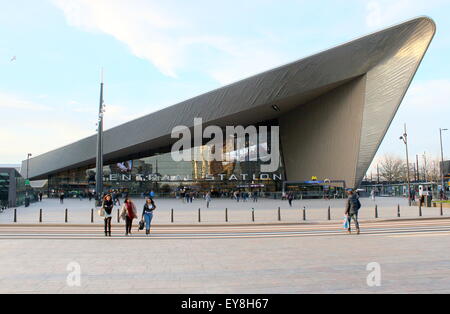 Passanten vor Rotterdam Centraal Bahnhof, Rotterdam, Niederlande Stockfoto